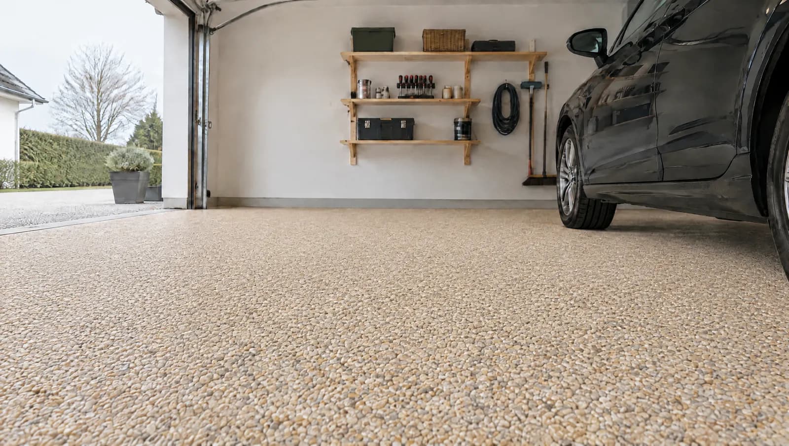 Illustration: samme garage med helstøbt stengulv i lys beige